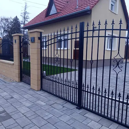 President Apartmanhaz - Nincs Szomszed - Egy Idoben,egy Tarsasag -